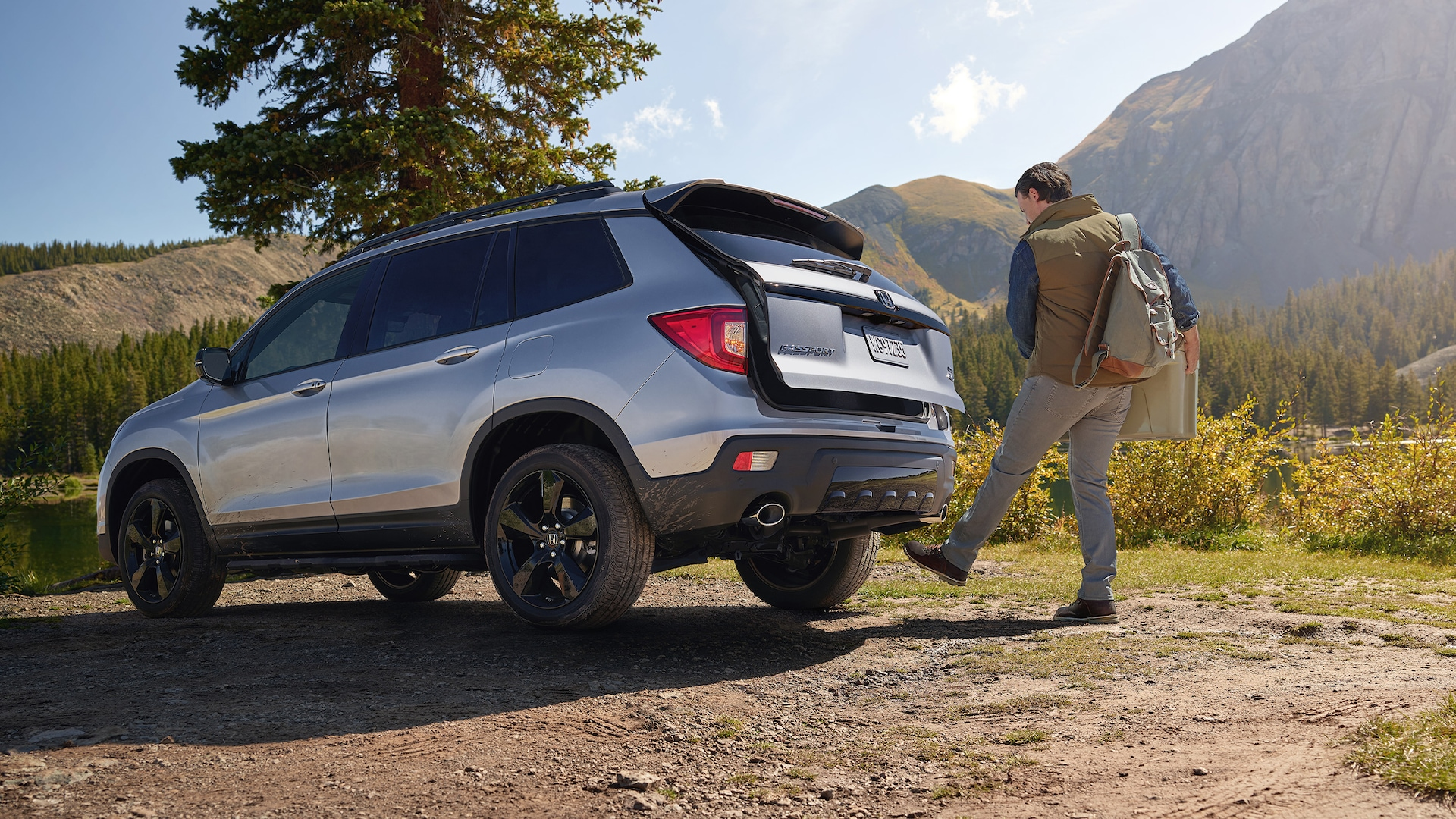 2021 Honda Passport Interior Elite shown in Lunar Silver Metallic. Power tailgate standard on EX-L and above. Hands-free access power tailgate standard on Touring and Elite.