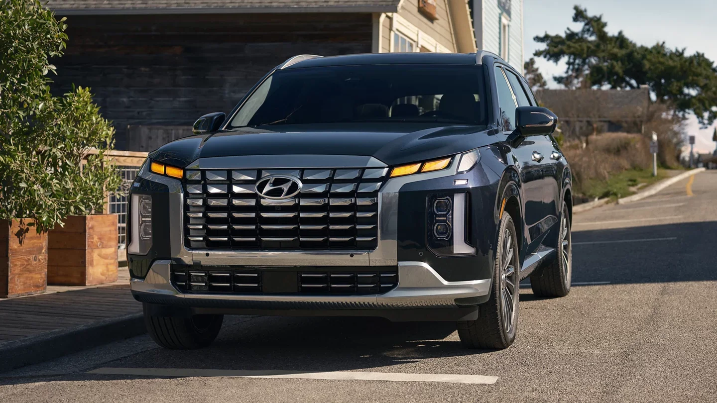2024 Hyundai Palisade - Design 2024 Hyundai Palisade parked on road