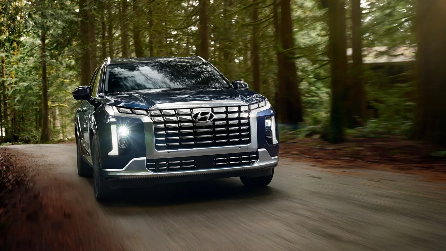 2024 Hyundai Palisade - Performance 2024 Hyundai Palisade driving through woods