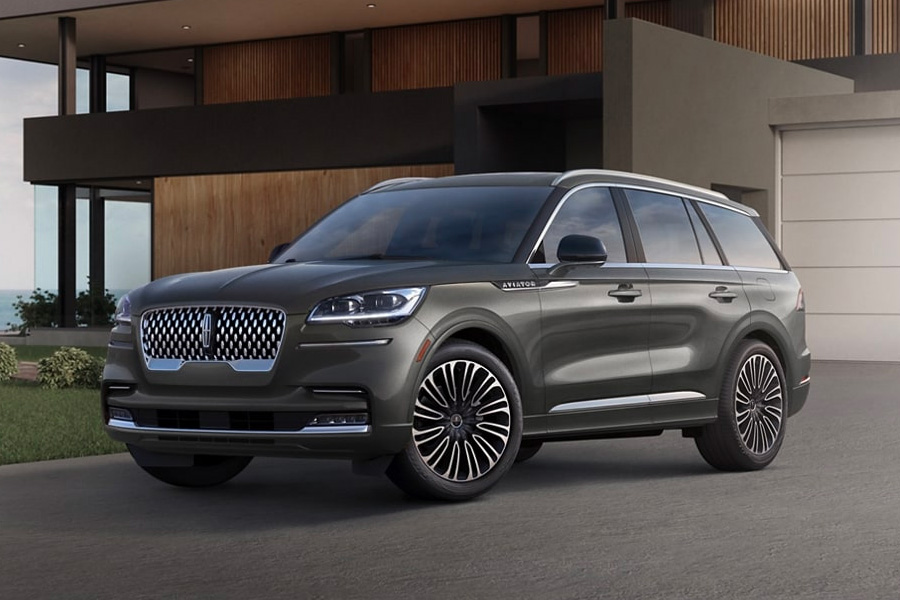 Schedule Lincoln Pickup and Delivery Lincoln Navigator parked in driveway