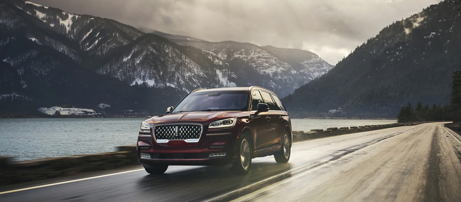 2021 Lincoln Aviator 2021 Lincoln Aviator - Driving with snowy mountains in the background