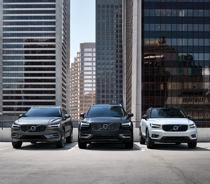 2020 Volvo SUV Lineup XC60 B6 AWD Inscription, 724 Pine Grey metallic, 20-inch 8-Spoke Black Diamond Cut alloy wheel - 1012, XC90 Recharge plug-in hybrid (T8 AWD) Inscription, 717 Onyx Black metallic, XC40 B5 AWD R-Design, 707 Crystal White Pearl, Roof in contrast colour 019 Black Stone, 20-inch 5-Double Spoke Matt Black Diamond Cut alloy wheel