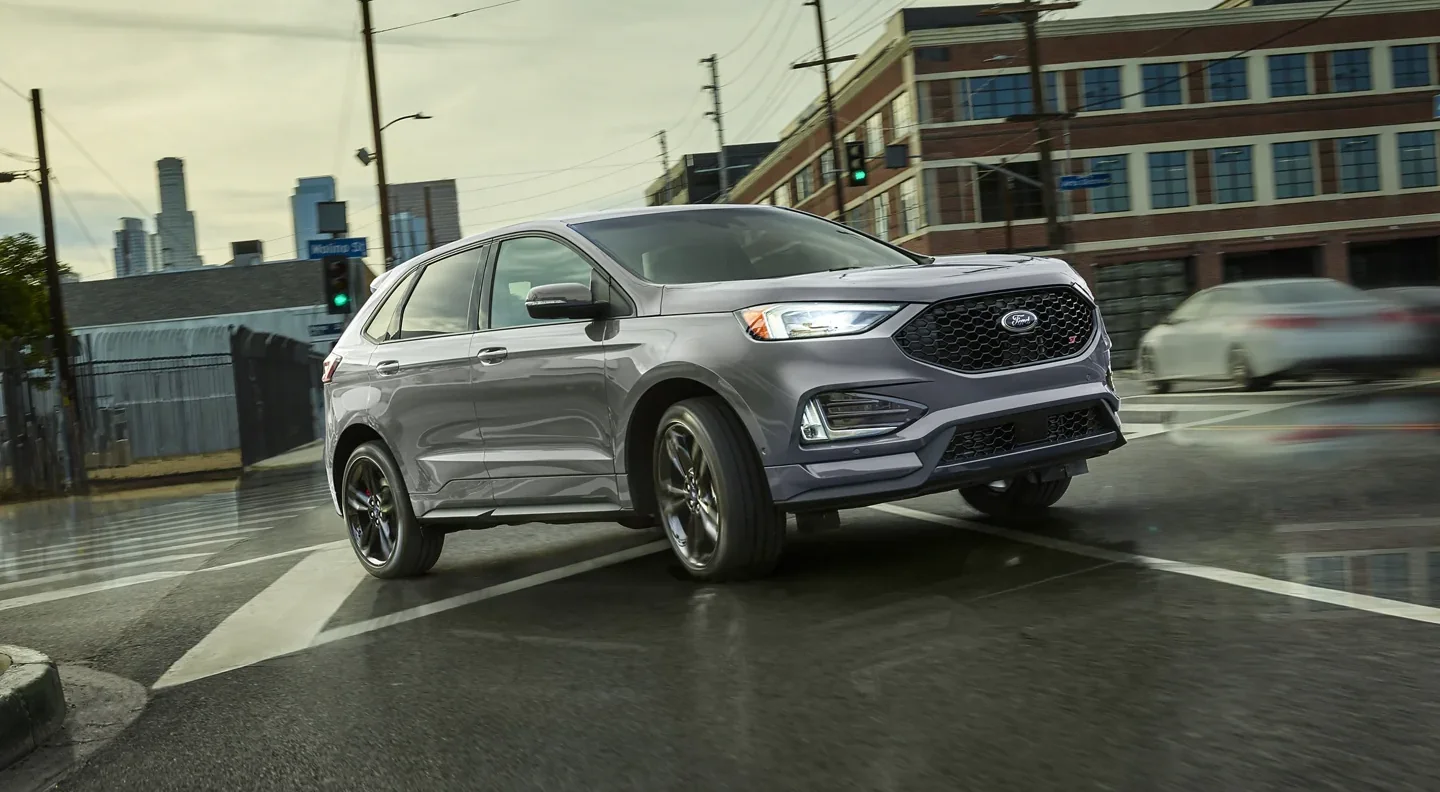 2023 Ford Edge taking a corner